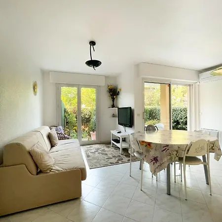 Superb With Garden Near The Sea Apartment *